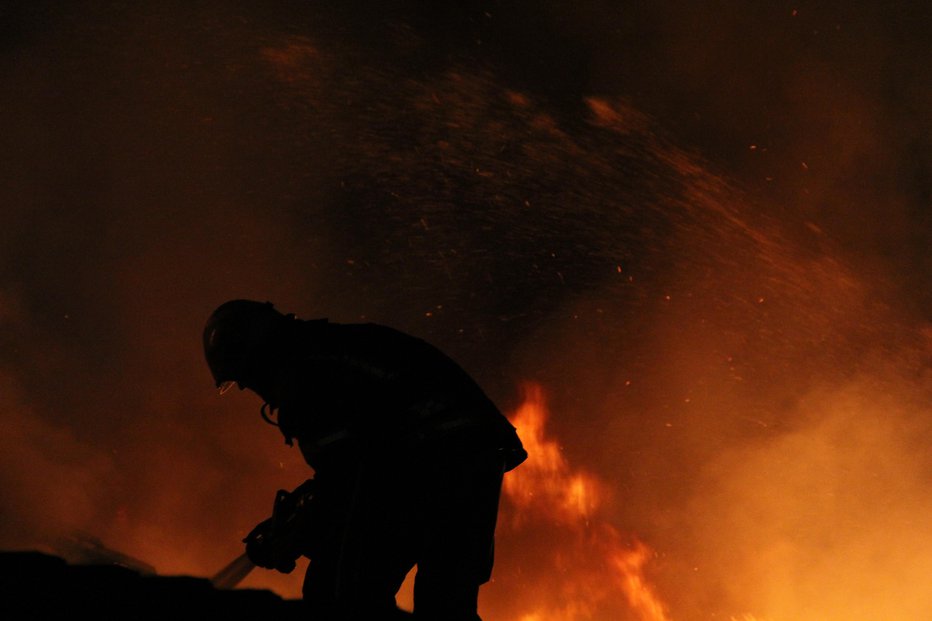 Fotografija: Požar na ostrešju hiše je gasilo 52 gasilcev (simbolična fotografija). FOTO: Arhiv