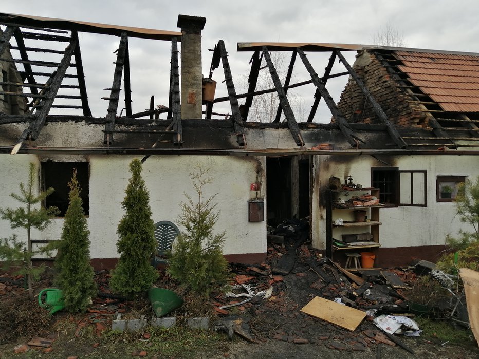 Fotografija: Požar je izbrunil v sobi (levo okno), v kateri sta imela oče in sin postelji. FOTO: Aleš Andlovič