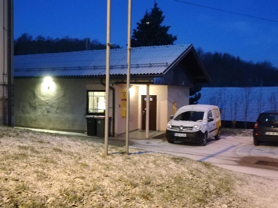 Fotografija: Pošto v Trnovski vasi je predvčerajšnjim malo pred iztekom delovnega časa obiskal ropar. FOTO: Aleš Andlovič
