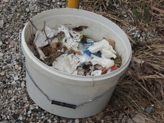 Fotografija: Bera uporabljenih higienskih robčkov in drugih smeti po vikendu FOTO: osebni arhiv