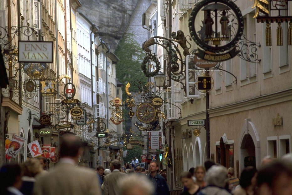 Fotografija: Nakupovalna ulica Getreidegasse z značilnimi izveski nad trgovinami z dolgoletno tradicijo.
FOTO: Promocijski material
