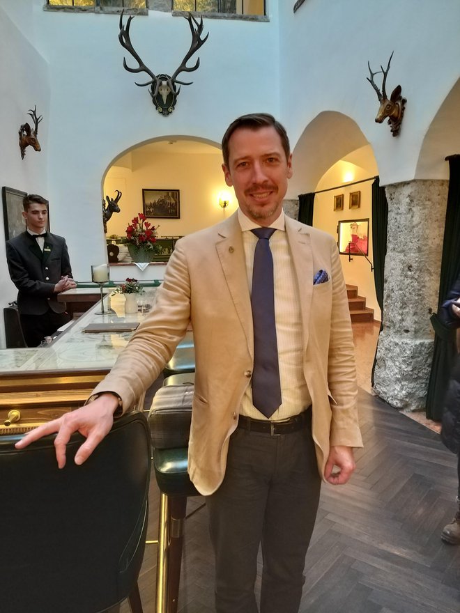Direktor petzvezdničnega hotela Goldener Hirsch Wolfgang Putz je pojasnil, da mesto Salzburg podpira tradicionalne obrtnike in hotelirje.<br />
FOTO: Mateja Blažič Zemljič