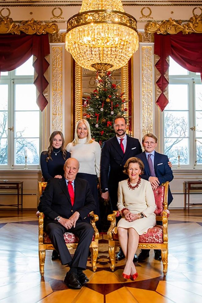 Švedska kraljeva družina je lani pozirala ob smrečici. FOTO: Instagram