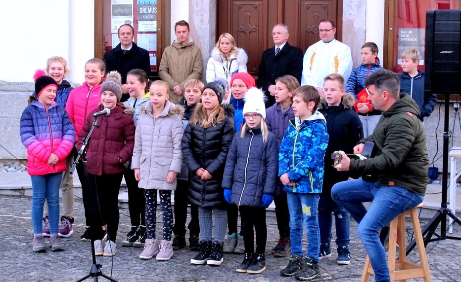 Fotografija: Nastopili so učenci četrtega in petega razreda podružnične OŠ Trboje. FOTO: Janez Kuhar