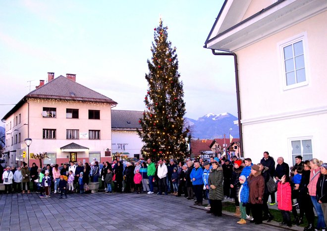 Zbrani ob postavitvi in blagoslovu božično-novoletnega drevesa v Šenčurju. FOTO: Janez Kuhar