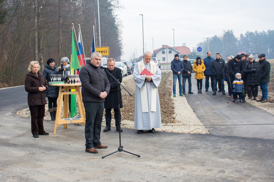 Fotografija: Branko Slavinec je dal pobudo za obnovo ceste, pred odprtjem jo je blagoslovil domači župnik Štefan Vinkovič. FOTOGRAFIJI: Oste Bakal