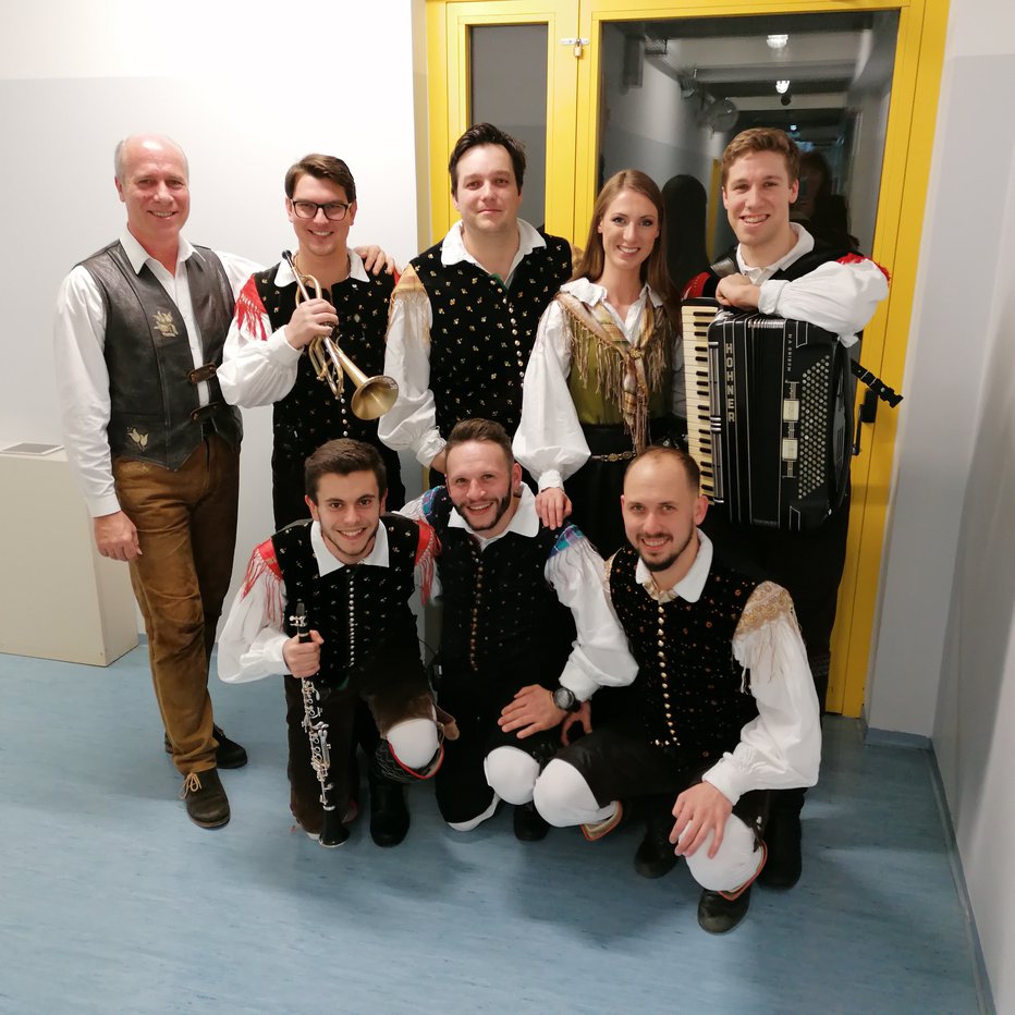 Fotografija: Ansambel Saša Avsenika z novo pevko in klarinetistom ter Gregorjem Avsenikom FOTO: Media Butik