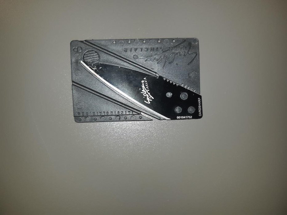 Fotografija: Nož v obliki kartice. FOTO: Policija