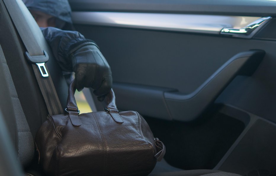 Fotografija: Moški je iz avtomobilov nepazljivih voznikov ukradel več predmetov (simbolična fotografija). FOTO: Guliver/Getty Images