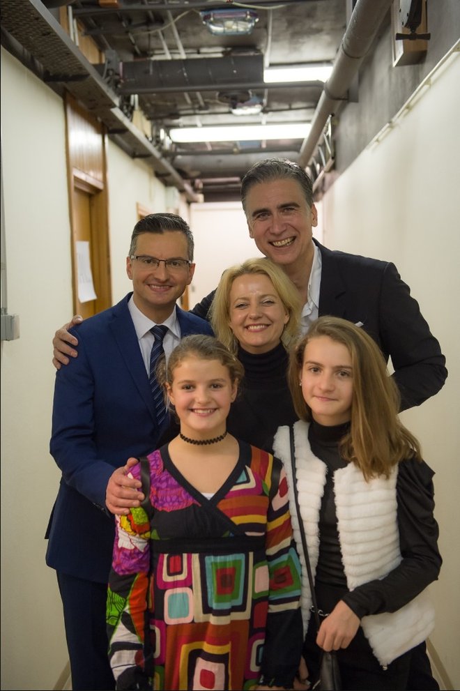 Družina Šarec in Jan Plestenjak v zaodrju koncerta v Cankarjevem domu. FOTO: Facebook