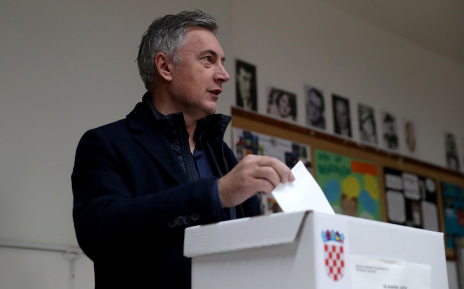 Fotografija: Kandidat Miroslav Škoro je že oddal svoj glas. FOTO: Reuters