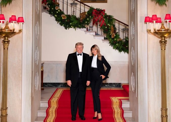 Fotografija: Donald in Melania Trump na božični voščilnici. FOTO: Twitter