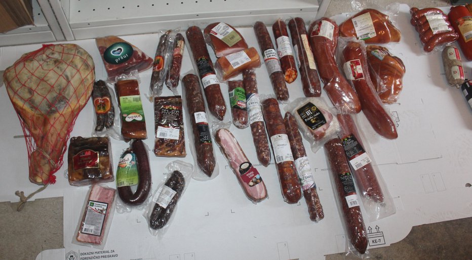 Fotografija: Med zaseženimi predmeti je tudi okoli 50 kilogramov mesnih izdelkov. FOTO: Pp Trebnje