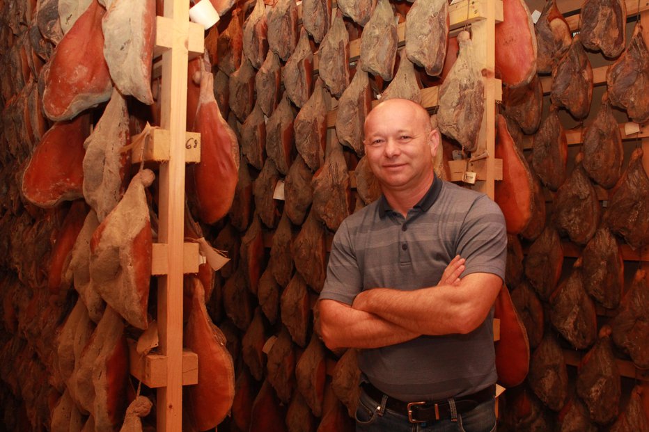 Fotografija: Janko Kodila družinsko mesarijo usmerja v predelavo mesa za izdelke z višjo dodano vrednostjo. FOTO: Jože Pojbič