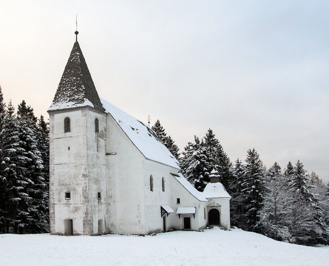 Cerkev sv. Areha na jasi sredi pohorskih gozdov FOTO: GREGOR REZMAN