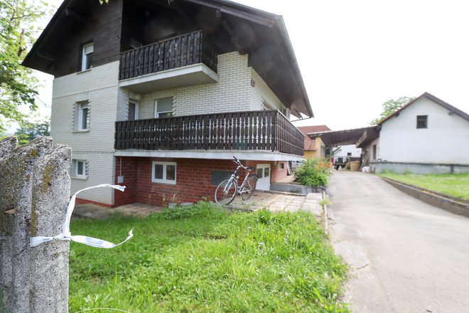 V tej hiši v vasi Škocjan pri Domžalah se je zgodil krvavi zločin, ko je z nožem pokončal babico, dedka in strica. FOTO: Marko Feist