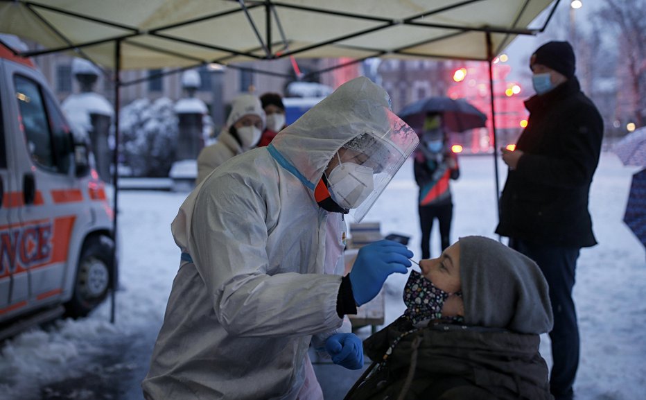 Fotografija: Hitro testiranje na novi koronavirus na Kongresnem trgu v Ljubljani. FOTO: Blaž Samec