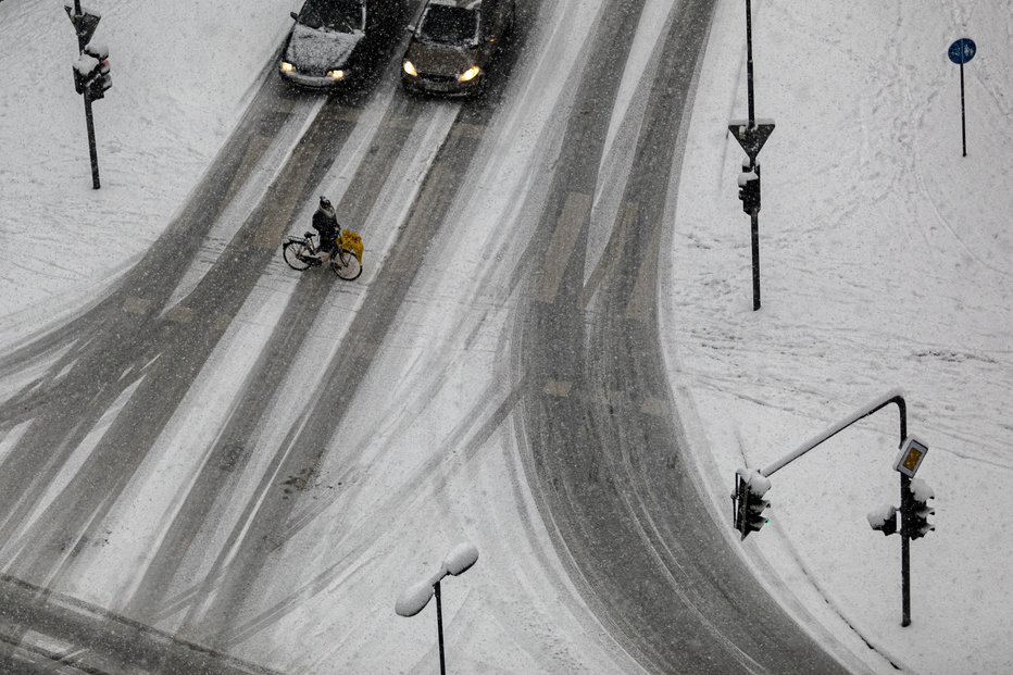 Fotografija: Na cestah so zimske razmere. FOTO: Voranc Vogel
