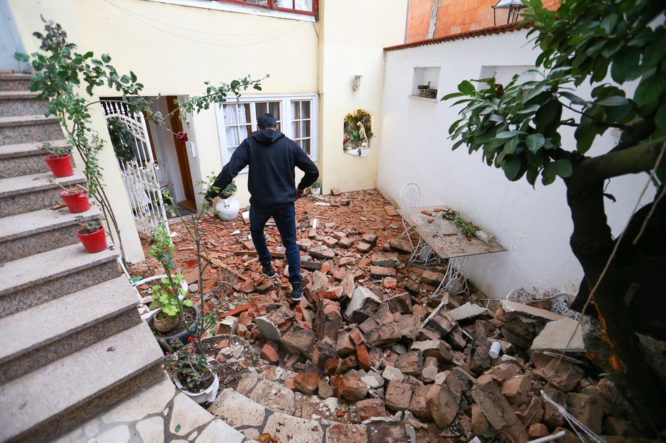 Fotografija: Ruševine po potresu v Zagrebu. FOTO: Antonio Bronic, Reuters
