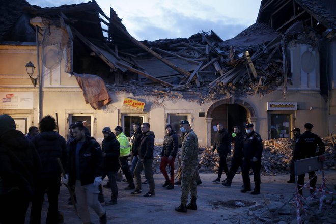 Posledice potresa v hrvaškem mestu Petrinja, 29. 12. 2020. FOTO: Blaž Samec, Delo