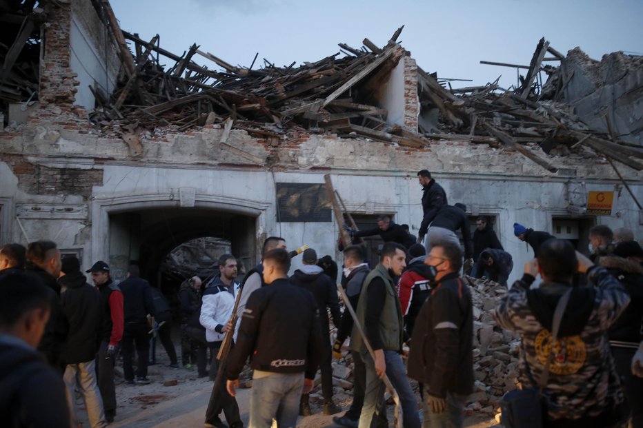 Fotografija: Posledice potresa v hrvaškem mestu Petrinja, 29. 12. 2020. FOTO: Blaž Samec, Delo