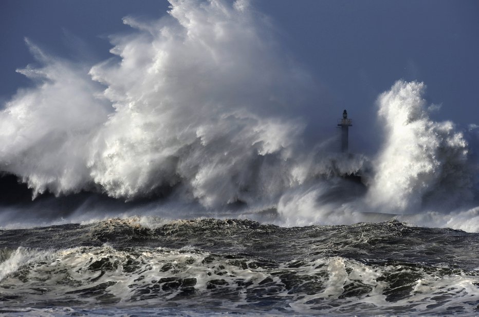 Fotografija: Valovi bi bili lahko uničujoči za obalo otokov (fotografija je simbolična). FOTO: Reuters