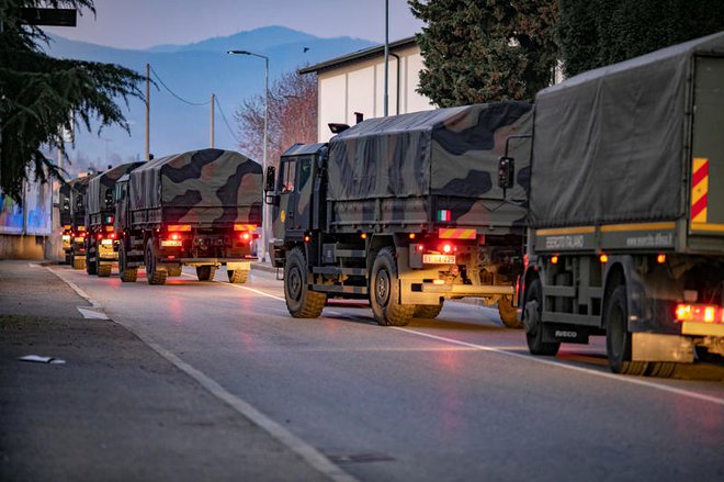 Trupla so iz Bergama vozili s tovornjaki italijanske vojske. FOTO: Reuters