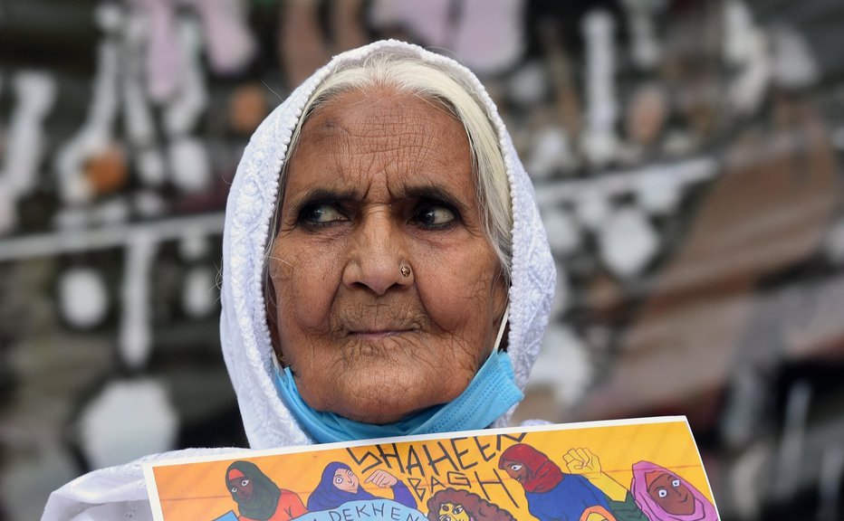 Fotografija: Bilkis Dadi
Indijka iz Delhija je pokazala ženskam po svetu, da se tudi pri 82 letih velja boriti za dobro stvar. Čeprav protesti, uperjeni proti kontroverznemu novemu zakonu, po katerem ima muslimanska manjšina v Indiji manj pravic od drugih v zakonu zajetih skupin, niso uspeli, so Bilkis po vsem svetu častili kot prvi obraz protestnikov, uvrstila pa se je tudi med 100 najvplivnejših ljudi leta 2020 po izboru revije Time.