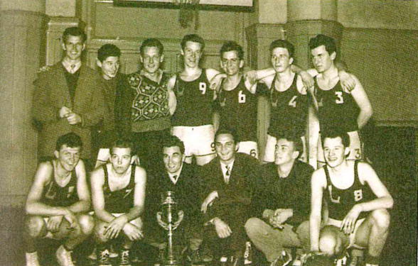 Fotografija: Ekipa Ljubljane, Amon stoji drugi z leve. Foto: Mejniki slovenske košarke