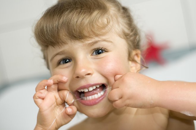 Že otroka je treba naučiti rednega in pravilnega čiščenja zob. FOTO: Wojciech_gajda/Getty Images