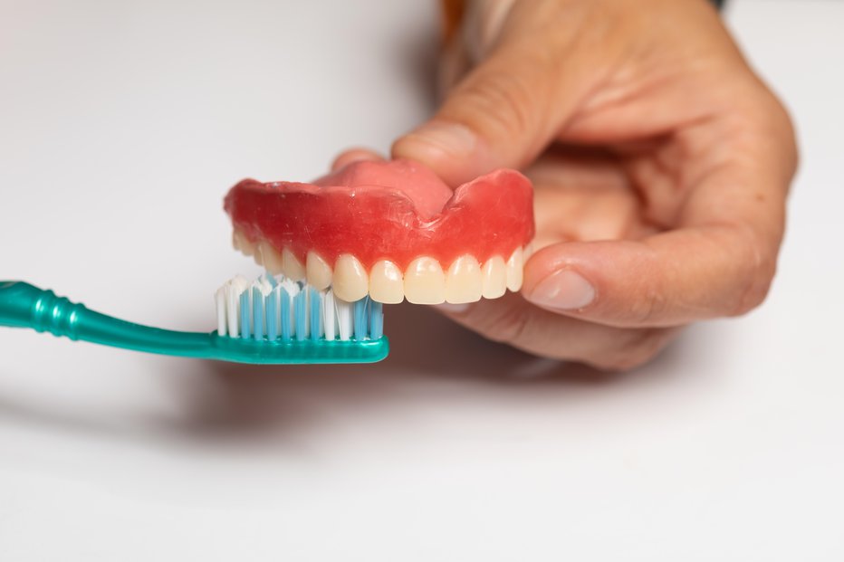 Fotografija: Za protezo ne smemo uporabljati zobne paste. FOTO: Adamradosavljevic/Getty Images