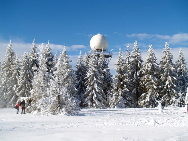 Na razglednem stolpu je meteorološki radar. Fotografije: Janez Mihovec