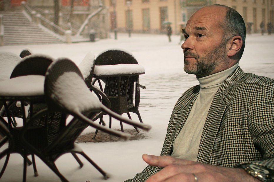 Fotografija: Meteorolog Brane Gregorčič napoveduje v nižinah do 5 centimetrov snega. FOTO: Jure Eržen, Delo, Mavric Pivc, Delo. MONTAŽA: A. L.