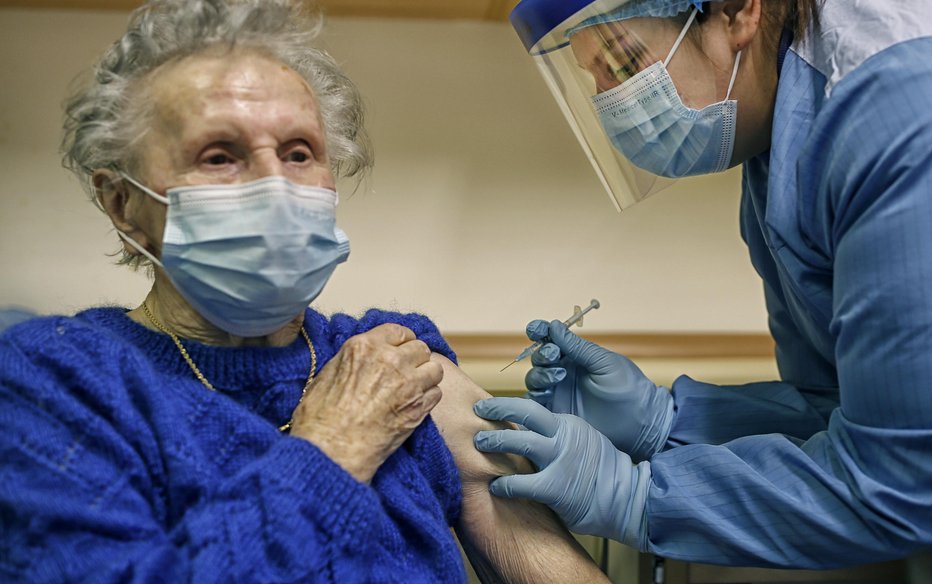 Fotografija: Naslednja pošiljka cepiv v prihodnjem tednu bo na voljo že starejši populaciji, ki ni v domovih za starejše. FOTO: Blaz Samec