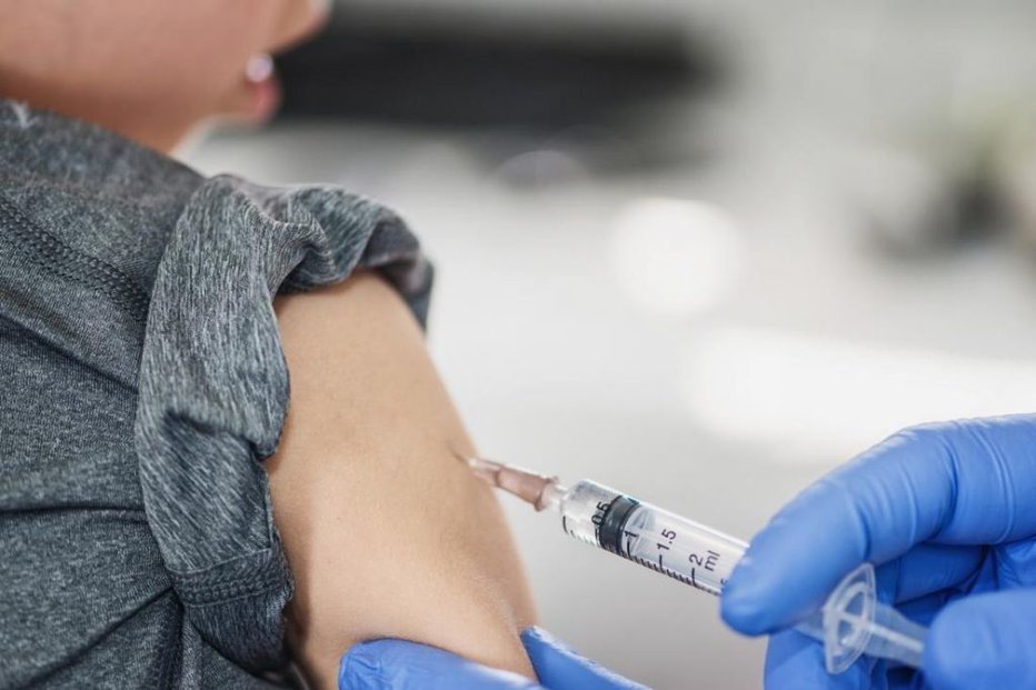 Fotografija: S cepivom Pfizerja in Biontecha so doslej cepili nekaj tisoč Slovencev. FOTO: Getty Images