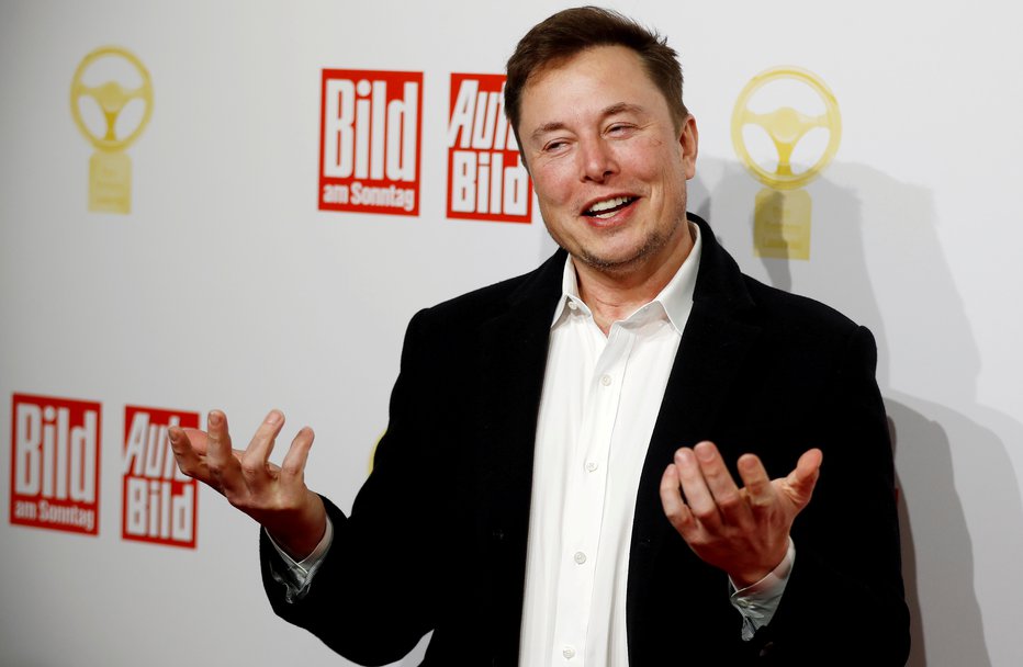 Fotografija: Elonu Musku gre upravičeno na smeh. FOTO: Hannibal Hanschke/Reuters