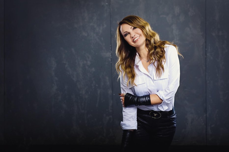 Fotografija: Pevka in radijska voditeljica Anja Rupel je za zadnji album preoblekla deset svojih hitov. FOTO: BOŠTJAN TACOL