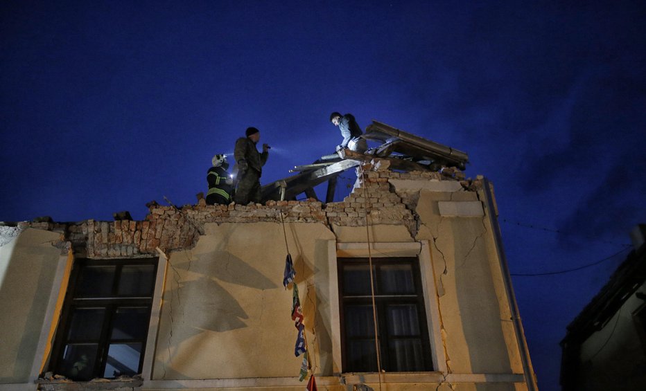Fotografija: Posledice potresa v hrvaškem mestu Petrinja. FOTO: Blaž Samec
