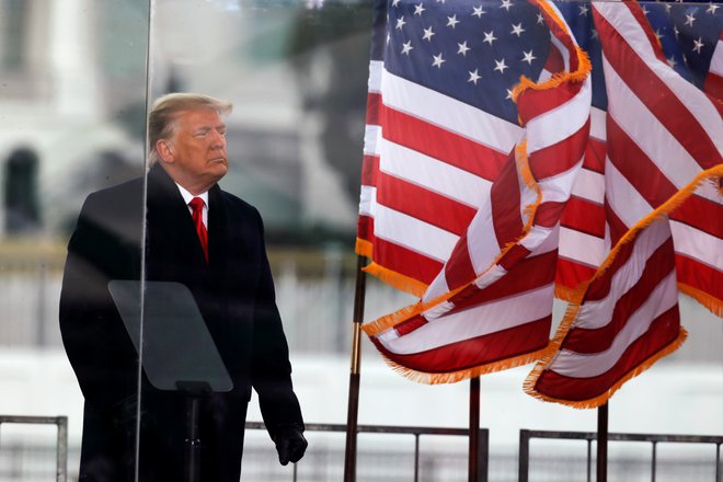 Predsednik Trump se bo počasi poslovil od Bele hiše. FOTO: Jim Bourg, Reuters