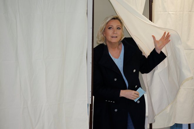 V Franciji naj bi največ glasov dobil Nacionalni zbor skrajne desničarke Marine Le Pen. Foto: Reuters