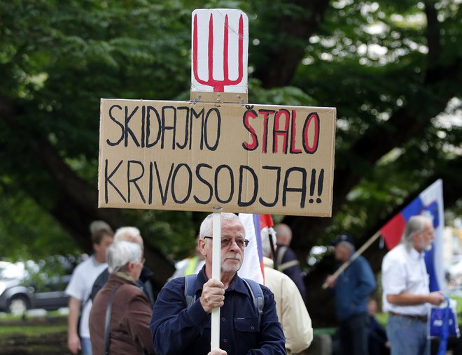 Podporniki Janeza Janše pred ljubljanskim sodiščem so oktobra leta 2014 takole protestirali FOTO: Aleš Černivec 
