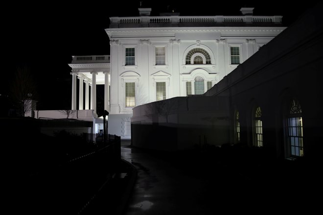 Tiskovna predstavnica Bele hiše Stephanie Grisham je dejala, da je bil predsednik seznanjen z napadom in natančno spremlja razmere ter se posvetuje s svojo nacionalno varnostno skupino. FOTO: Jonathan Ernst/Reuters