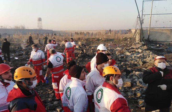 Reševalci na območju, kjer je strmoglavilo letalo s 176 potniki. FOTO: AFP