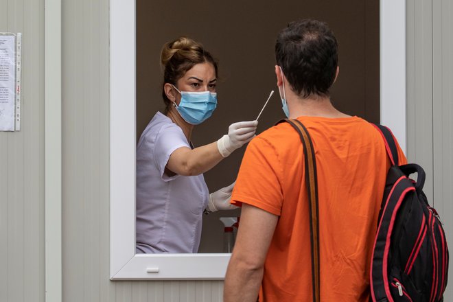 Število novih okužb v Srbiji in BiH se niža. FOTO: Marko Djurica/Reuters