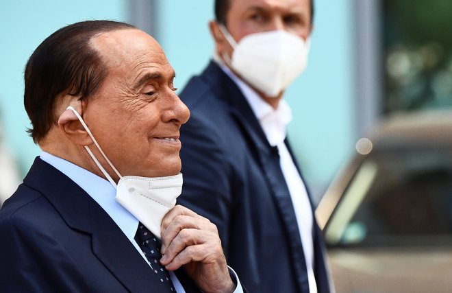 Nekdanji italijanski premier Silvio Berlusconi ob odhodu iz bolnišnice. FOTO: Flavio Lo Scalzo/Reuters