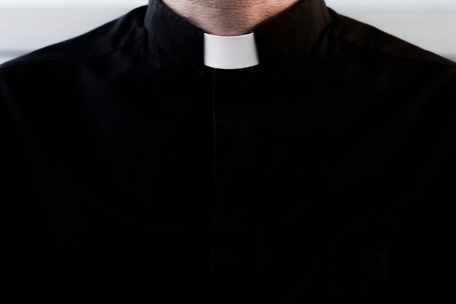 Po zadnjih podatkih je v Sloveniji polovico manj nun kot duhovnikov, teh je 1020. FOTO: Shutterstock