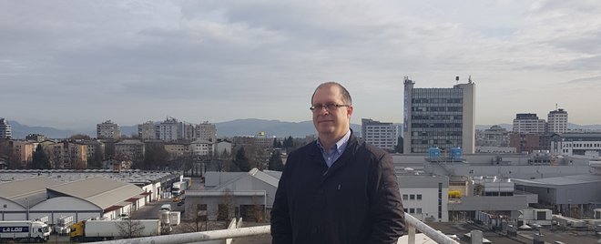 Iz zgornjih nadstropij in streh visokih poslovnih in stanovanjskih objektov v Ljubljani se odpirajo izjemni pogledi na mesto. Na fotografiji nepremičninski strokovnjak Roman Prskalo. FOTO: Osebni Arhiv