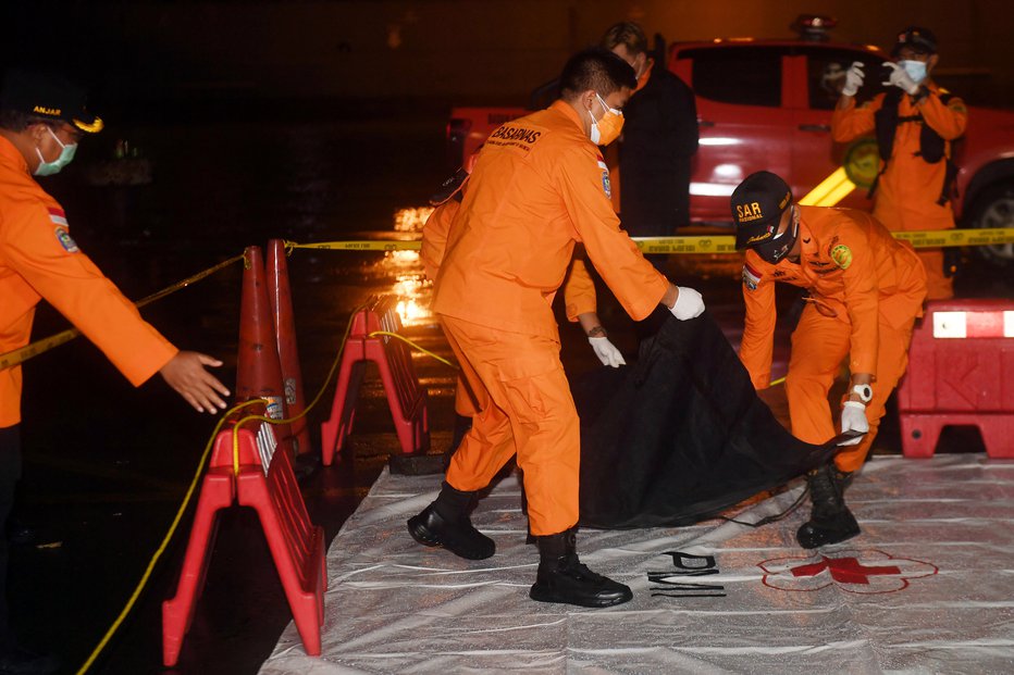 Fotografija: V vrečkah naj bi bili posmrtni ostanki potnikov z letala. FOTO: Antara Foto Via Reuters