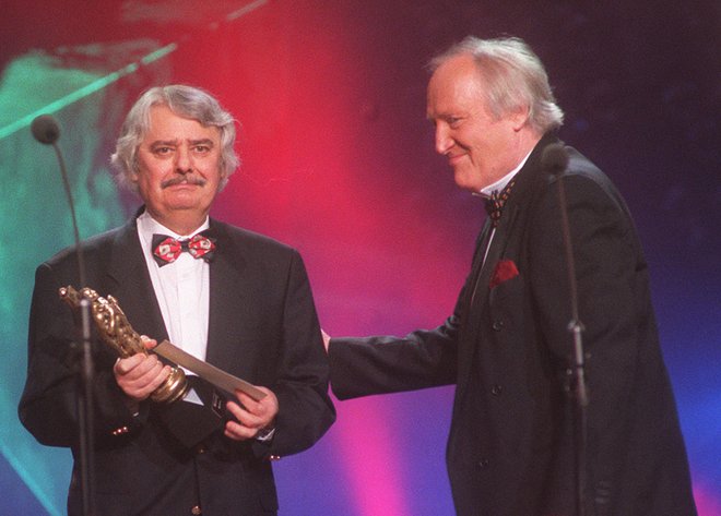 Leta 1998, na podelitvi nagrad viktor, je osrednje priznanje za življenjsko delo prejel Jože Privšek. Podelil mu ga je Mojmir Sepe. Oba sta bila večkrat avtorja pesmi na evrovizijskem odru. FOTO: Ljubo Vukelič