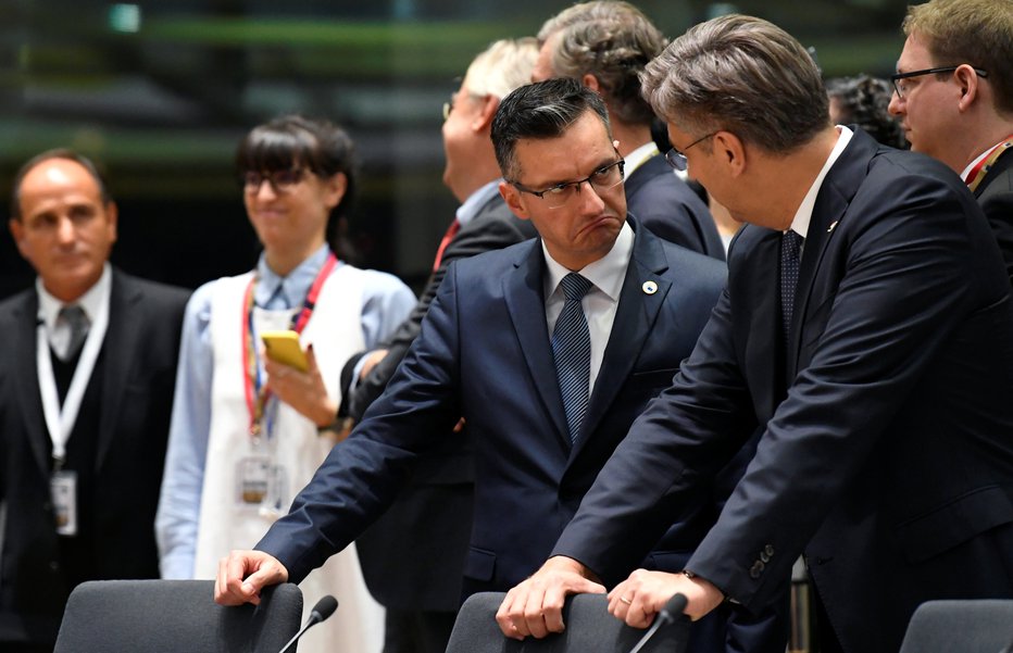 Fotografija: Pogled, ki pove več kot tisoč besed: slovenski premier Marjan Šarec se je pred torkovim odločanjem o hrvaškem izpolnjevanju pogojev za schengen pogovarjal tudi s hrvaškim kolegom Andrejem Plenkovićem. FOTO: Reuters